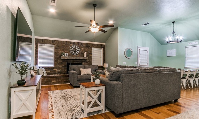 Norman Otro | Serene Modern Farmhouse on 2 Acres