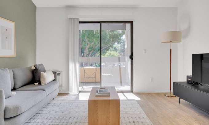 Shoreline West Apartamento | Serene Mountain View 1BR w/ W/D, Pool & Gym, near Safeway, by Blueground