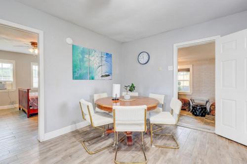 Bacliff Casa | Serene Oasis Steps from the Bay
