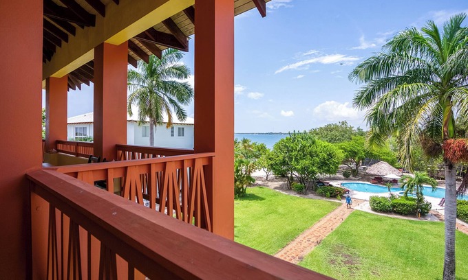 Cocoplum Condominio | Siéntase como en casa en los trópicos con este paraíso frente al mar