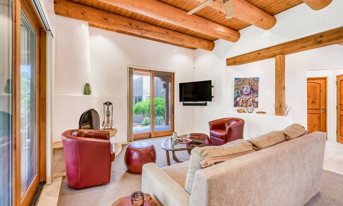 La Tierra Casa | Serene retreat with mountain views, grill, fireplace, & board games - dogs ok