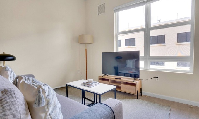 San Bruno Apartamento | Serene San Bruno 1BR w/ Pool, Gym & W/D, near highways, by Blueground