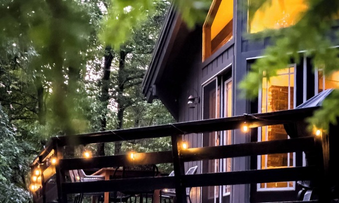 Arlington Chalet De Esquí | Serene & Stylish Chalet ~HOT TUB ~ near Manchester ~ Pet-friendly