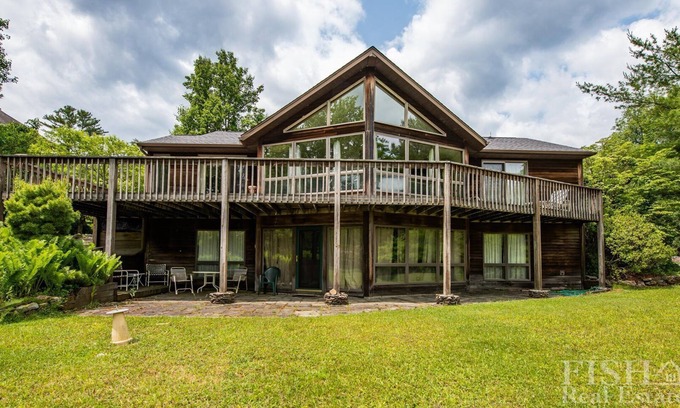 Eagles Mere Cabaña | Vista serena del lago en "Blueberry Run" en Eagles Mere