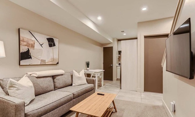 West Colfax Apartamento | Serenity at Sloan's, 1-BR with a Modern Twist