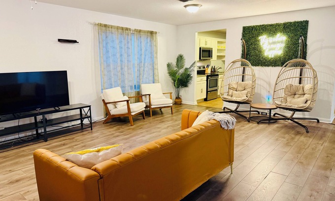 West San Antonio Casa | Serenity Away From Home-6BR near Lackland AFB and Seaaworld