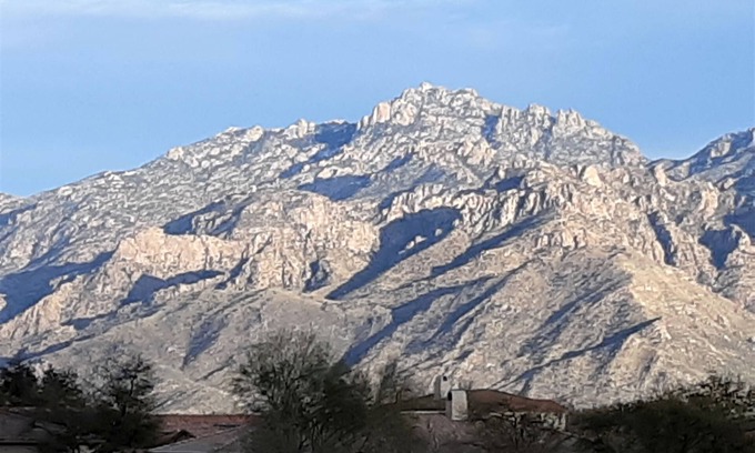 Rancho Vistoso Casa | Serenity in the “Valley of Gold” / Glorious Mountain Views / Snowbirds Friendly.