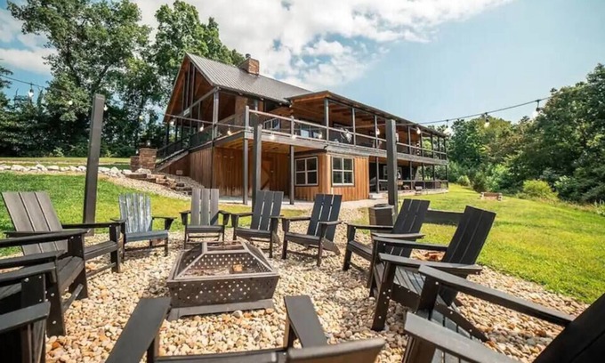 New Plymouth Cabina | "Serenity Ridge", a Luxury Log Estate with views!