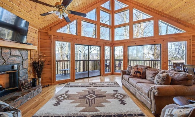 Gatlinburg - Pigeon Forge Casa | Serenity- serene mntn cabin in gated resort community with pool and amenities/view/Hottub/Secluded/Luxury/Theatre