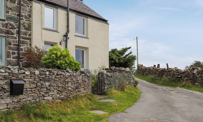 Caernarfon Cabaña | Set in the most fantastic elevated position, with simply stunning views.