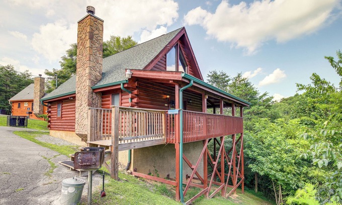 Sevierville Cabina | Sevierville Cabin: Private Deck, Community Pool!
