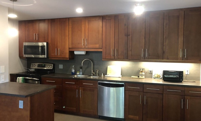 Burlingame Park Apartamento | SFO | Dtown Burlingame| Kitchen Island | Privacy