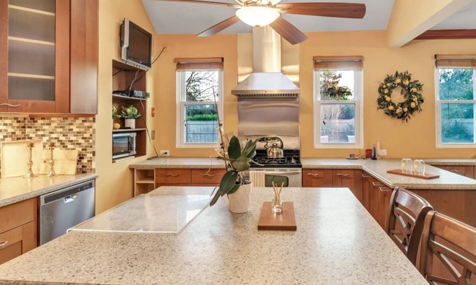 Southampton Cabaña | SH Village