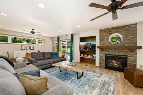 Loveland Casa | Shady Grove with 4 King Beds, Dog Run and Outdoor Fun