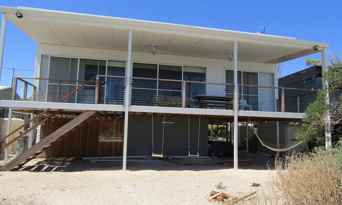 Minlacowie Casa | Shane's Shack - Absolute beachfront! Panoramic sea views! Free WiFi!