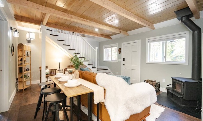 South Lake Tahoe Cabina | Shangri-La Lake Tahoe w/ Fireplace, & E-Bikes
