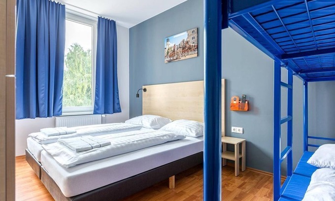 Elisabeth-Vorstadt Casa | Habitación cuádruple, ducha, inodoro - a & o Salzburg Hauptbahnhof