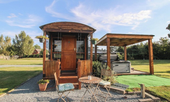Longford Cabaña | SHARON'S SHEPHERD HUT, pet friendly, with hot tub in Knockin