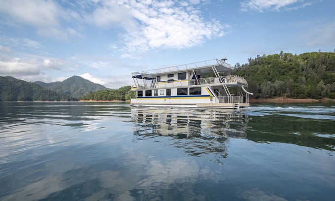 Lakehead Alquiler De Eote | Casa flotante de la constelación de Shasta Marina en el lago Shasta