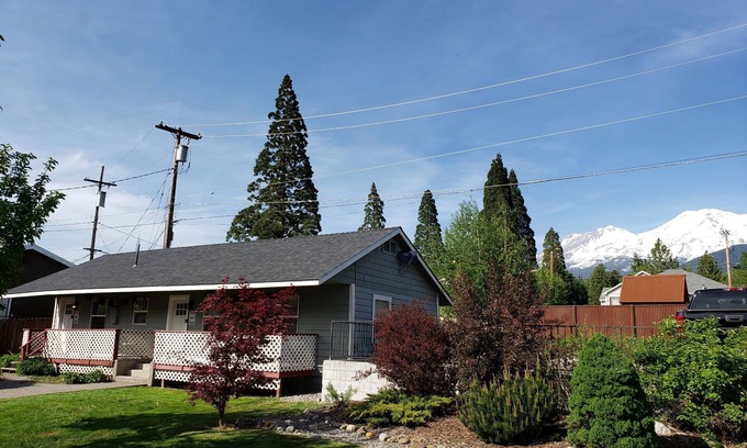 Mount Shasta Cabaña | Moderno y recientemente remodelado. Shasta Serenity, Sunny cottage. Zona céntrica.