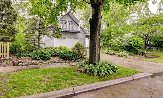Sheboygan Apartamento | Sheboygan Getaway w/ Deck + On-Site Lake Access!