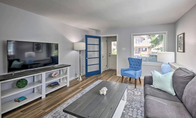 Sheboygan Apartamento | Sheboygan Getaway w/ Yard: 1 Mi to Lake Michigan