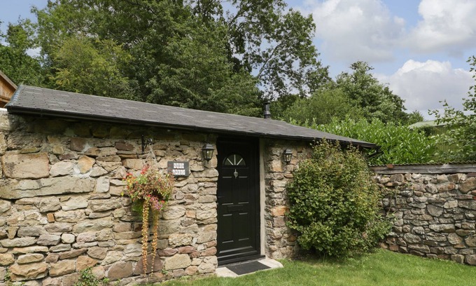 Abergavenny Cabaña | SHED GWELY, character holiday cottage, with open fire in Govilon