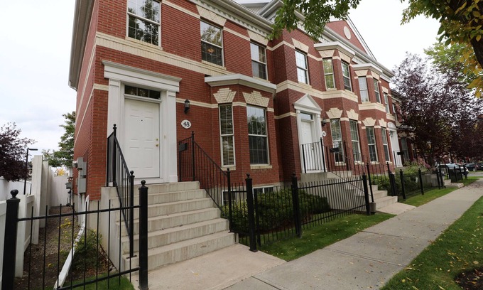 McKenzie Towne Casa | La perfección pura en Brownstone lujo!