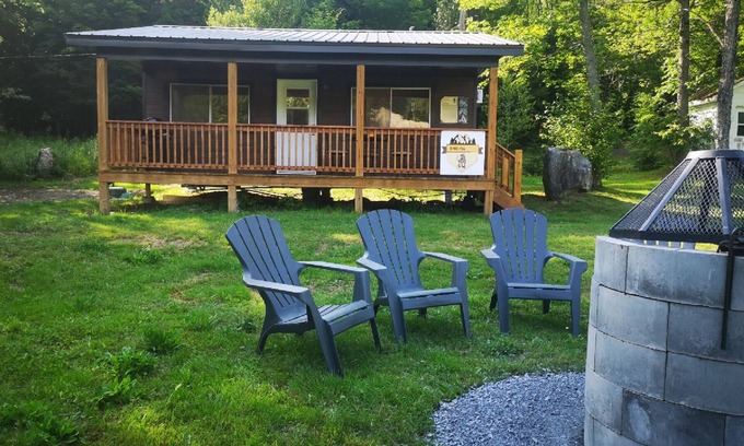 Sainte-Marguerite Chalet De Esquí | Sheira Shack: riverside, campfire, Wi-Fi, AC, BBQ, for 2, pets welcome!