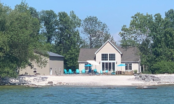 Henderson Casa | Shells Beach - Spacious Lake Ontario 3 bedroom Plus Loft Waterfront Home