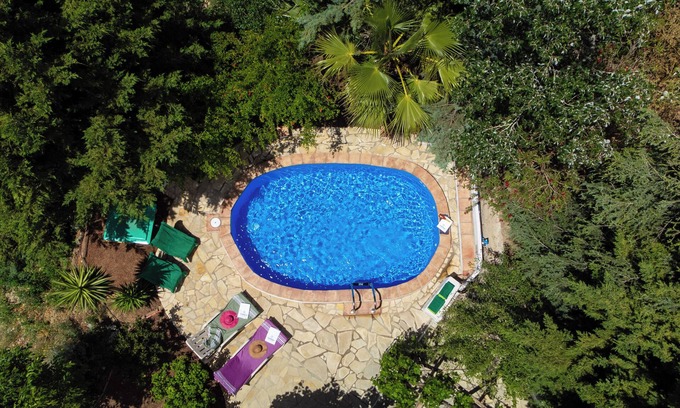 Sedella Casa | Casa refugiada en la montaña con vistas al mar y piscina privada.