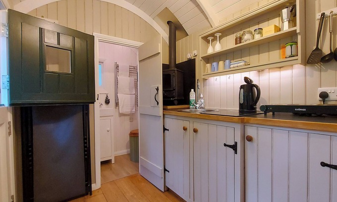 Robertsbridge Casa | Shepherd Hut & Glamping Cabin in Small Woods with Fire Pit and BBQ