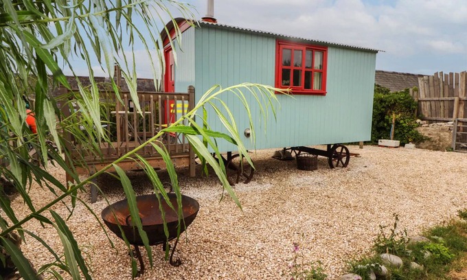 Southerndown Cabaña | SHEPHERD'S HUT, pet friendly, with open fire in St Brides Major