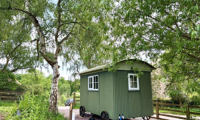Cowbeech Cabina | Shepherds Hut in peaceful south Wales farmland with spectacular mountain views