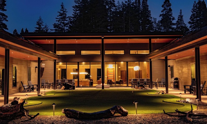 Bandon Casa | Shirley Woods Golf House, Luxury golf house, putting green, golf simulator, hot tub, sauna