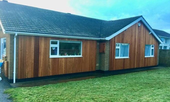 Sandilands Casa | Shore Lodge. 4 bed bungalow only mtrs from the beach. Sleeps 8