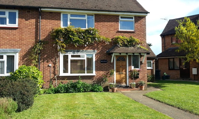 Guildford Casa | Corto o largo plazo, vacaciones grupales en Guildford. Fácil acceso, estacionamiento gratuito.