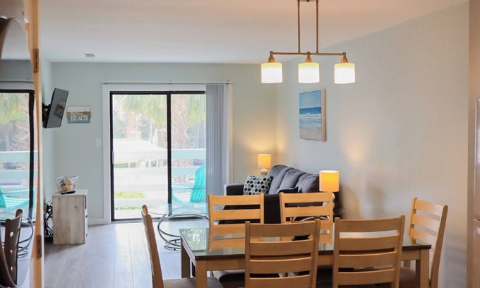 Folly Field Condominio | Short Walk to the Beach - Poolside Condo - Fiddler's Cove