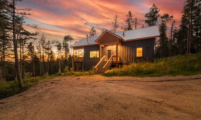 Angel Fire Cabina | Shotski's Lodge - Secluded Ski-In/Out with Hot Tub, Wildlife and Views