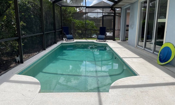 Sunset Lakes Casa | Shreks Hideout! 4 BR / 3 BA piscina y mascotas en Sunset Lakes! ¡Actualizaciones recientes!