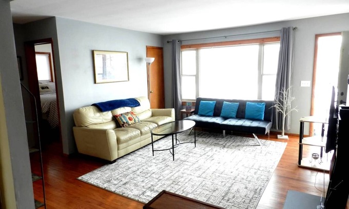 Monona Casa | Side B-Cute and Comfortable Home near Waterfront