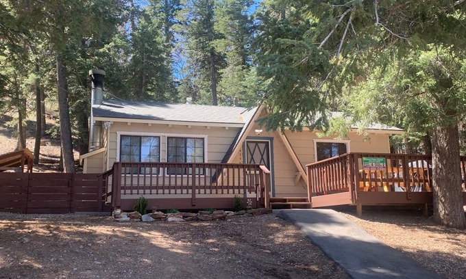Upper Moonridge Chalet De Esquí | Sierra Pines Chalet! Sled Hills! Close to Hiking/Biking Trails! Fenced-In Yard!