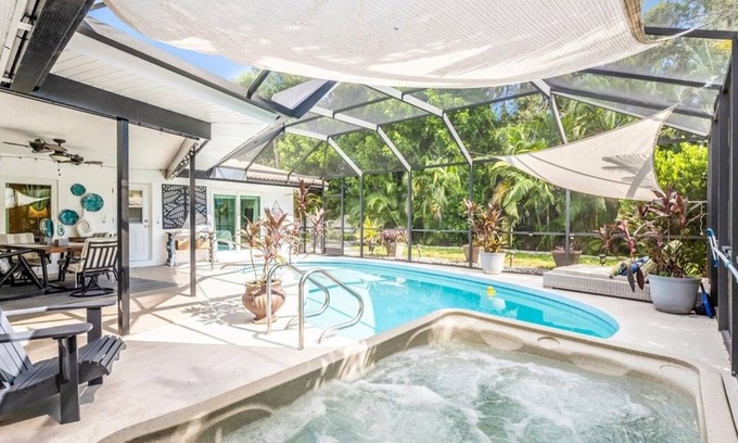 Gulf Gate Woods Casa | Siesta Key 4-bedroom house heated pool& hot tub- few miles from Siesta Key