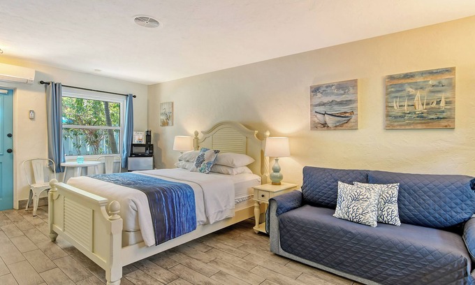 Sarasota Hotel | Siesta Key Palms Hotel - Courtyard Suite