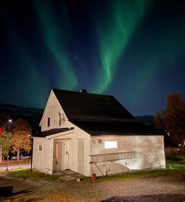 Tromso Casa | Sigridtunet - 4 bedroom Arctic experiences by the sea, with great opportunities to see the Northern lights dancing just for you!