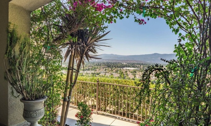 Communications Hill Casa | Dormitorio / baño privado con vista de Silicon Valley