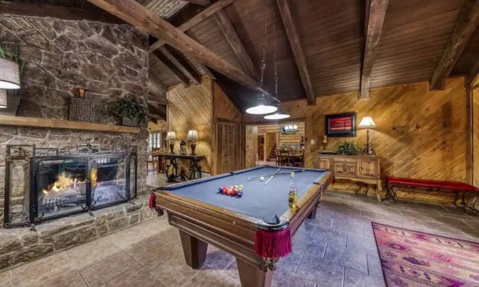 Alto Cabina | Silver Fox Inn Beautiful 5-bedroom Cabin w/hot tub