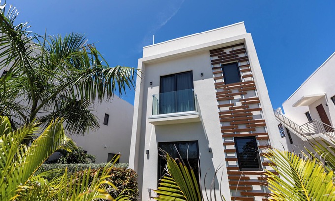 Old Man Bay Condominio | Silver Reef 10-Luxury beachfront unit with rooftop terrace & outdoor kitchen!