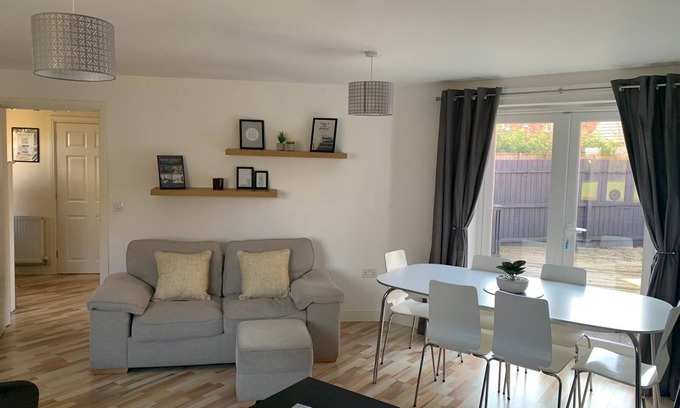 Ashby-de-la-Zouch Casa | Silver Stag Properties, Spacious 3 BR Haven