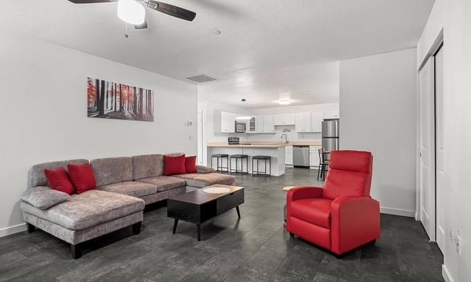 Kellogg Condominio | Silverstrike Condos Offering Comfort and Ease-Walkable location close to resort.